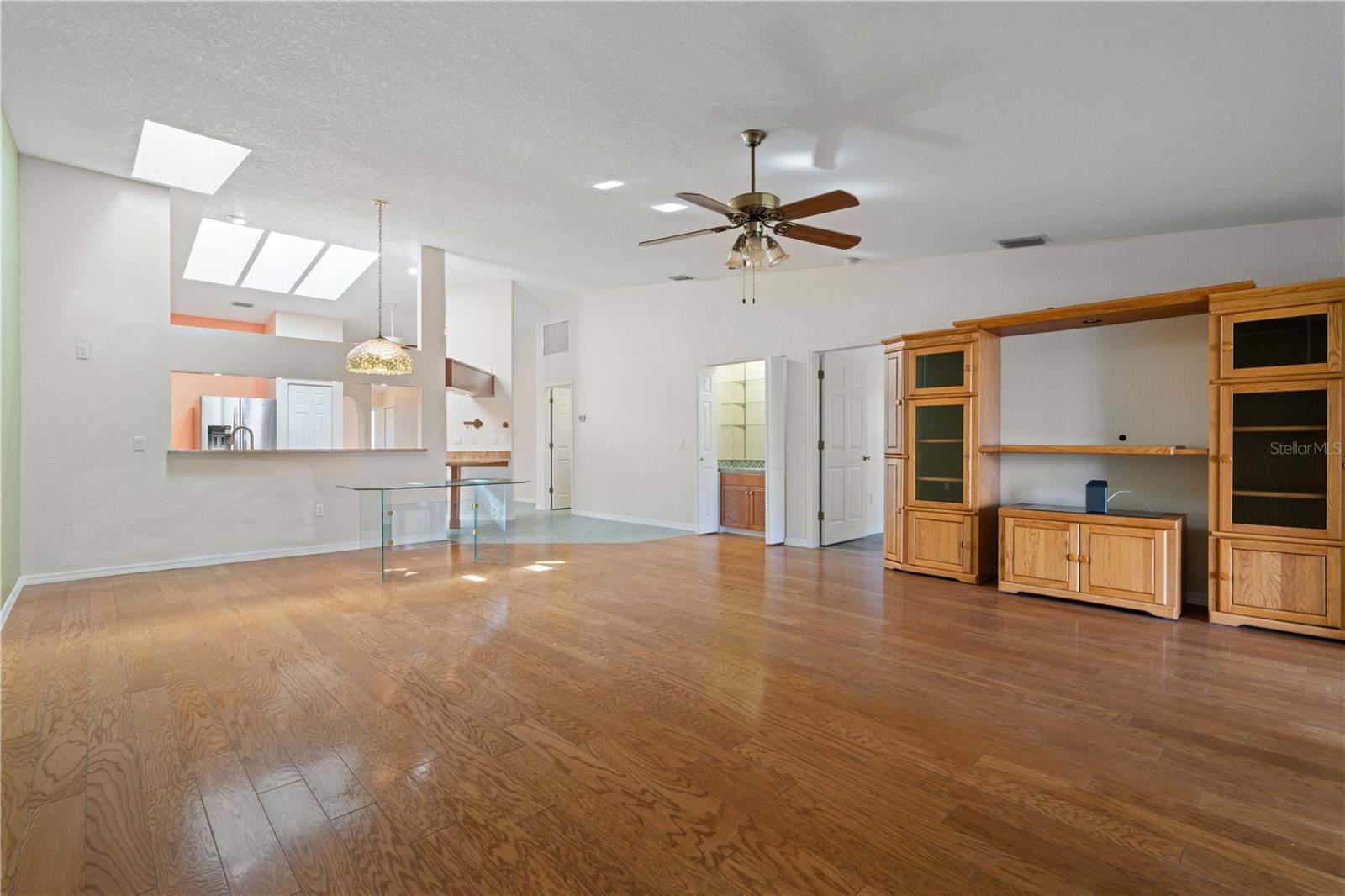 Image 34 of 65 For 2521 Marion Avenue 111