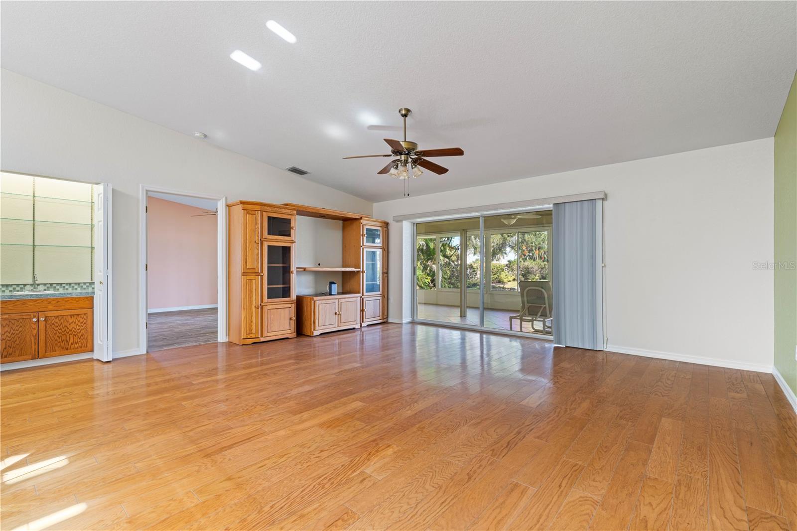 Image 5 of 65 For 2521 Marion Avenue 111