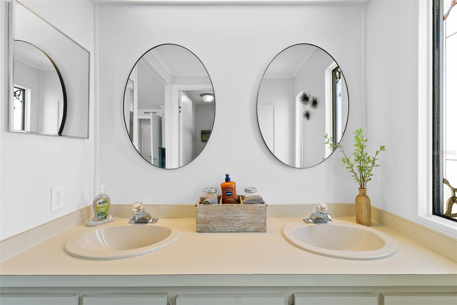 Image 27 of 72 For 219 Martinique Road