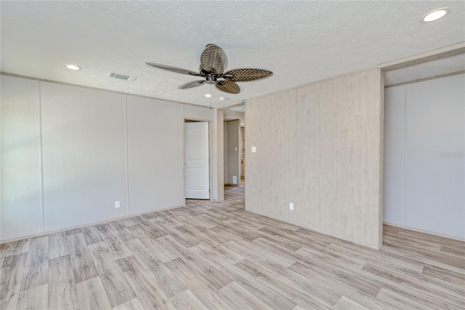 Image 9 of 38 For 7523 Acorn Boulevard
