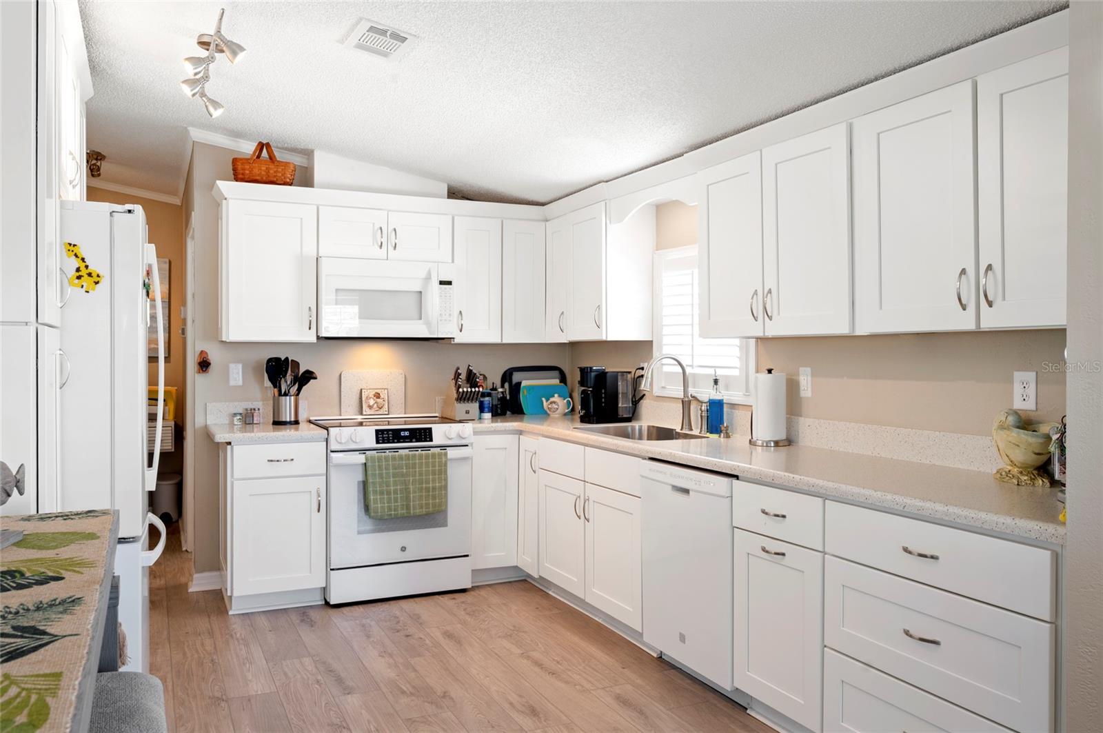 Image 8 of 25 For 4300 Riverside Drive 206