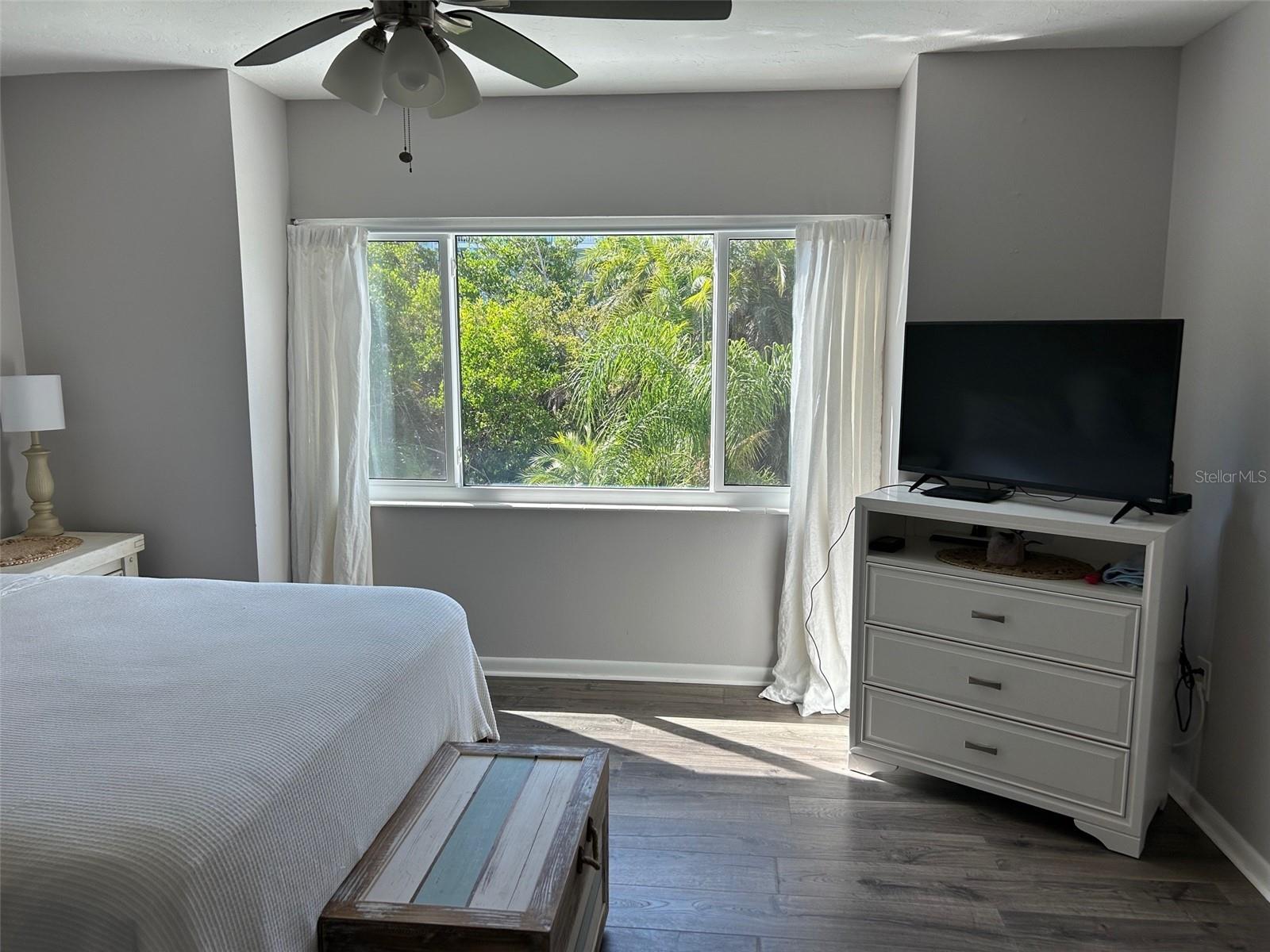 Image 15 of 62 For 1020 Marion Avenue 42