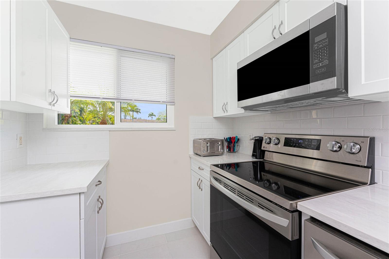 Image 21 of 62 For 1020 Marion Avenue 42