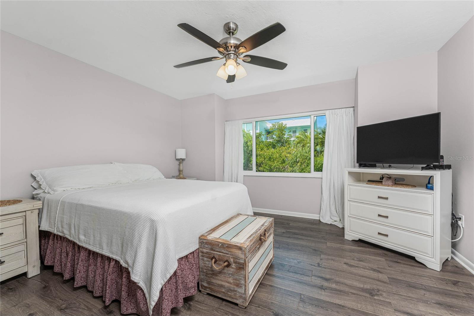 Image 23 of 62 For 1020 Marion Avenue 42