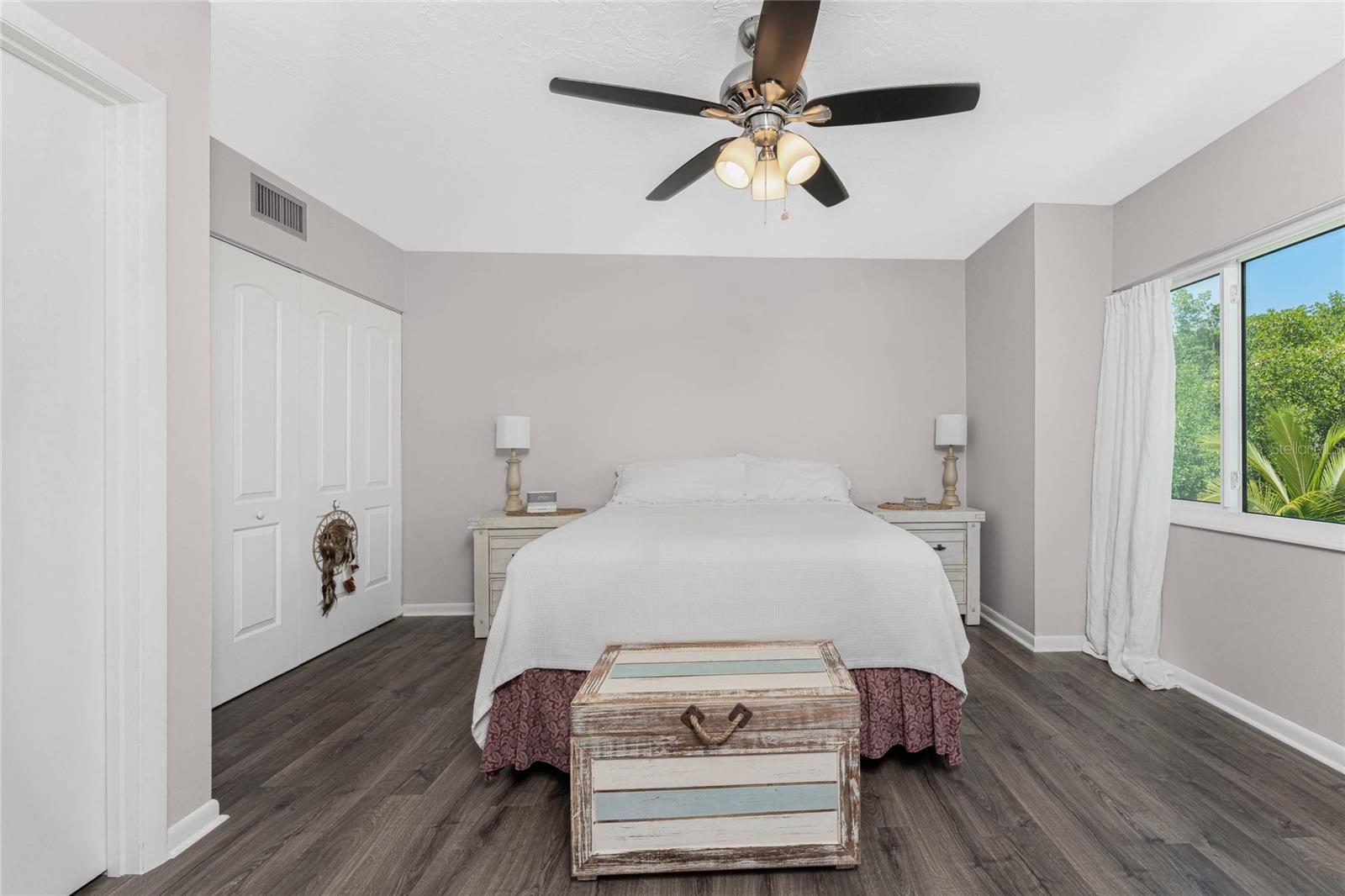 Image 24 of 62 For 1020 Marion Avenue 42
