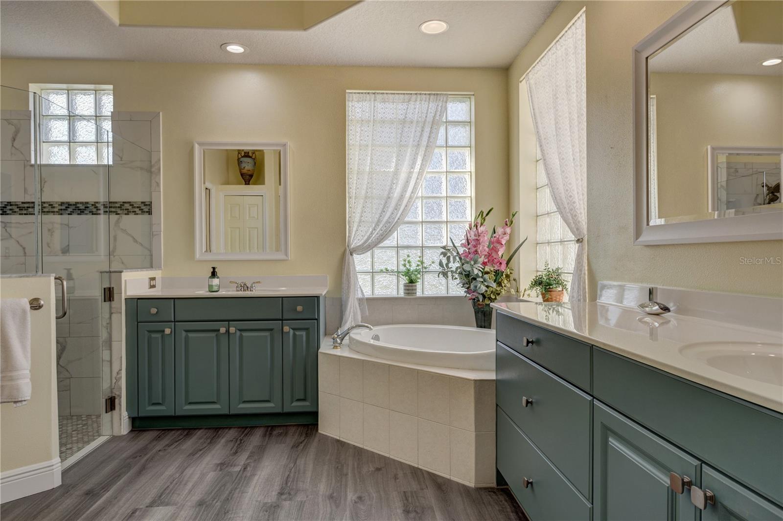 Image 23 of 48 For 8899 Eagle Bay Court