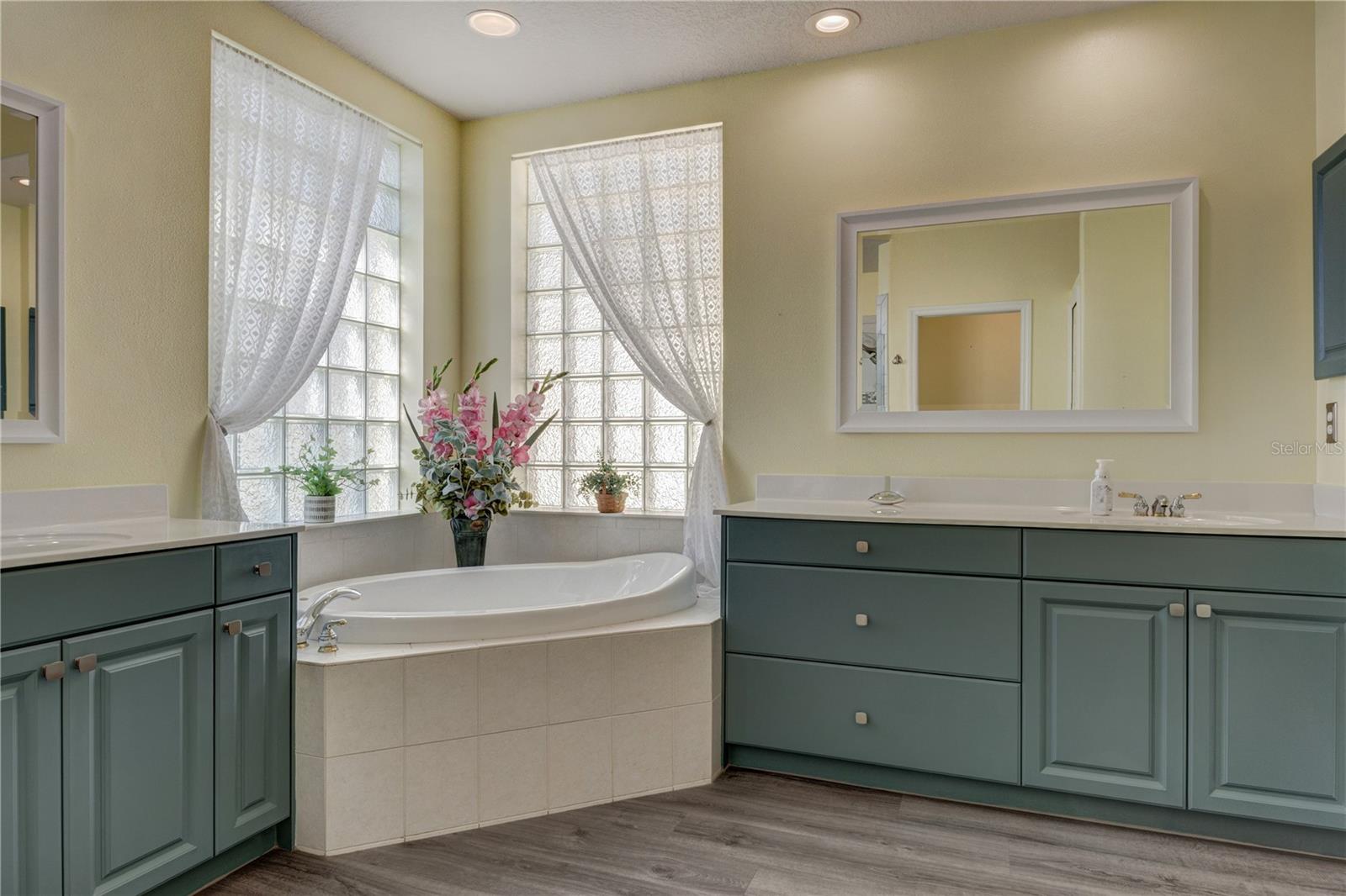 Image 25 of 48 For 8899 Eagle Bay Court