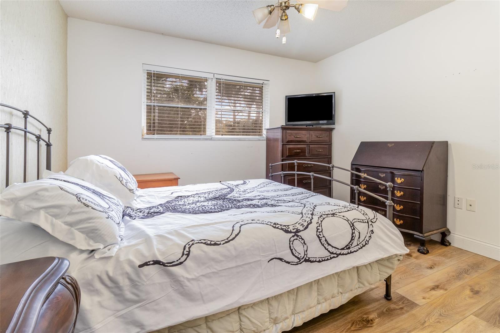 Image 16 of 26 For 535 Ramblewood Street