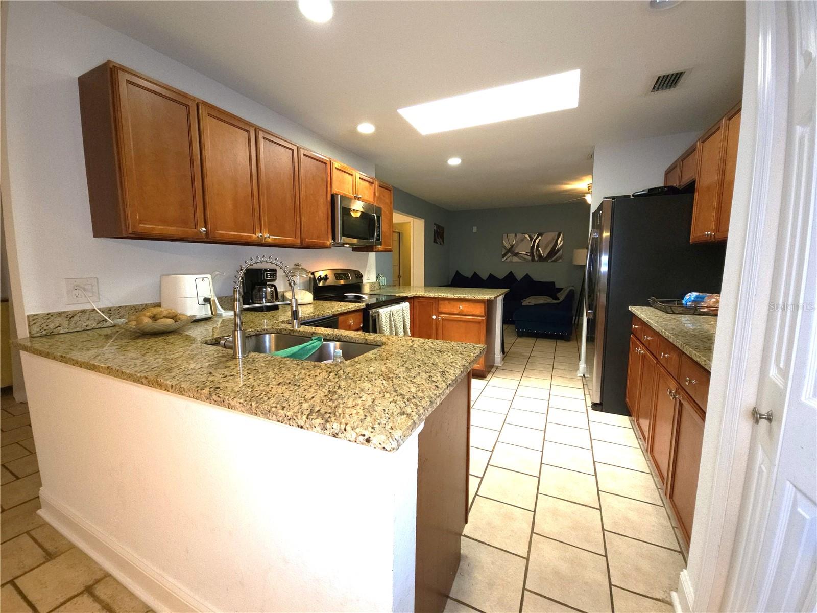Listing photo id 10 for 382 Genesee Avenue Ne