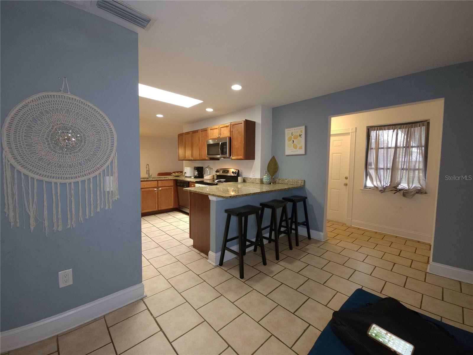 Listing photo id 3 for 382 Genesee Avenue Ne