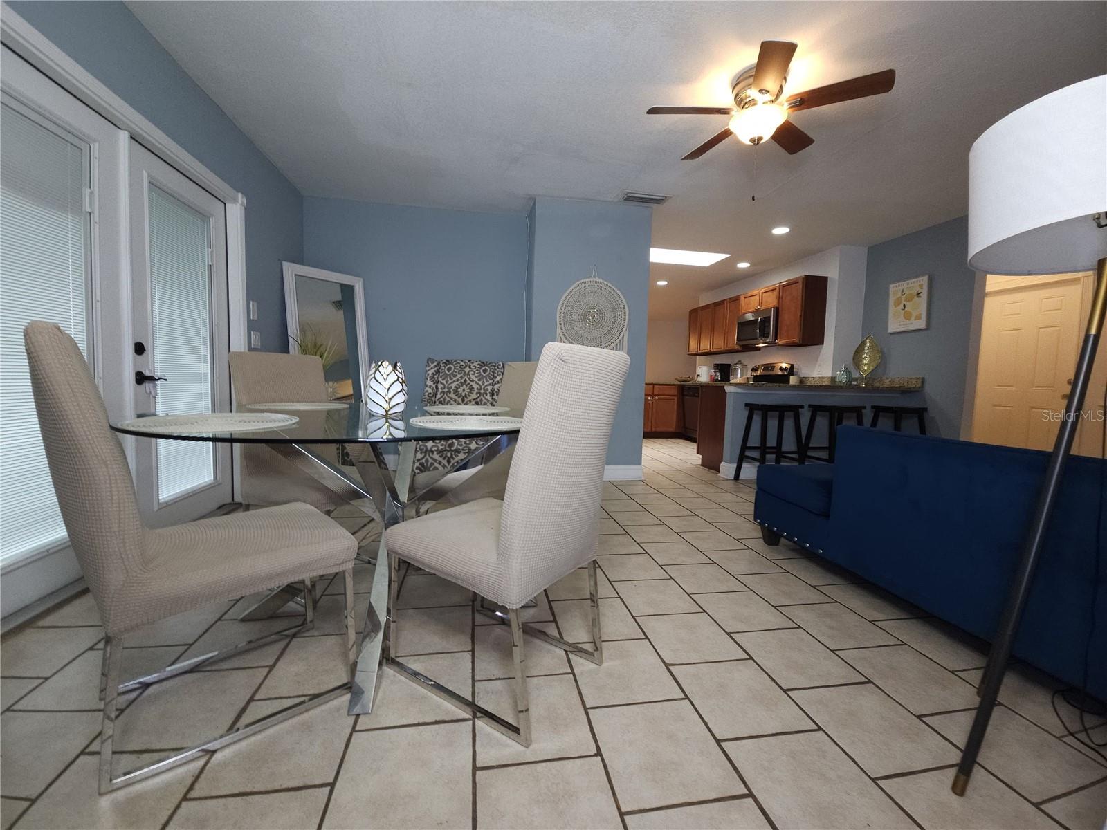 Listing photo id 4 for 382 Genesee Avenue Ne