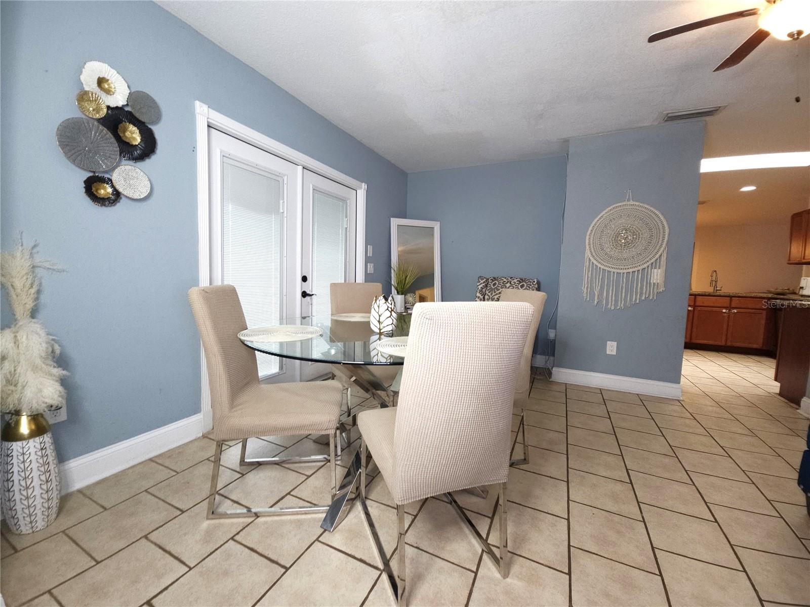 Listing photo id 5 for 382 Genesee Avenue Ne