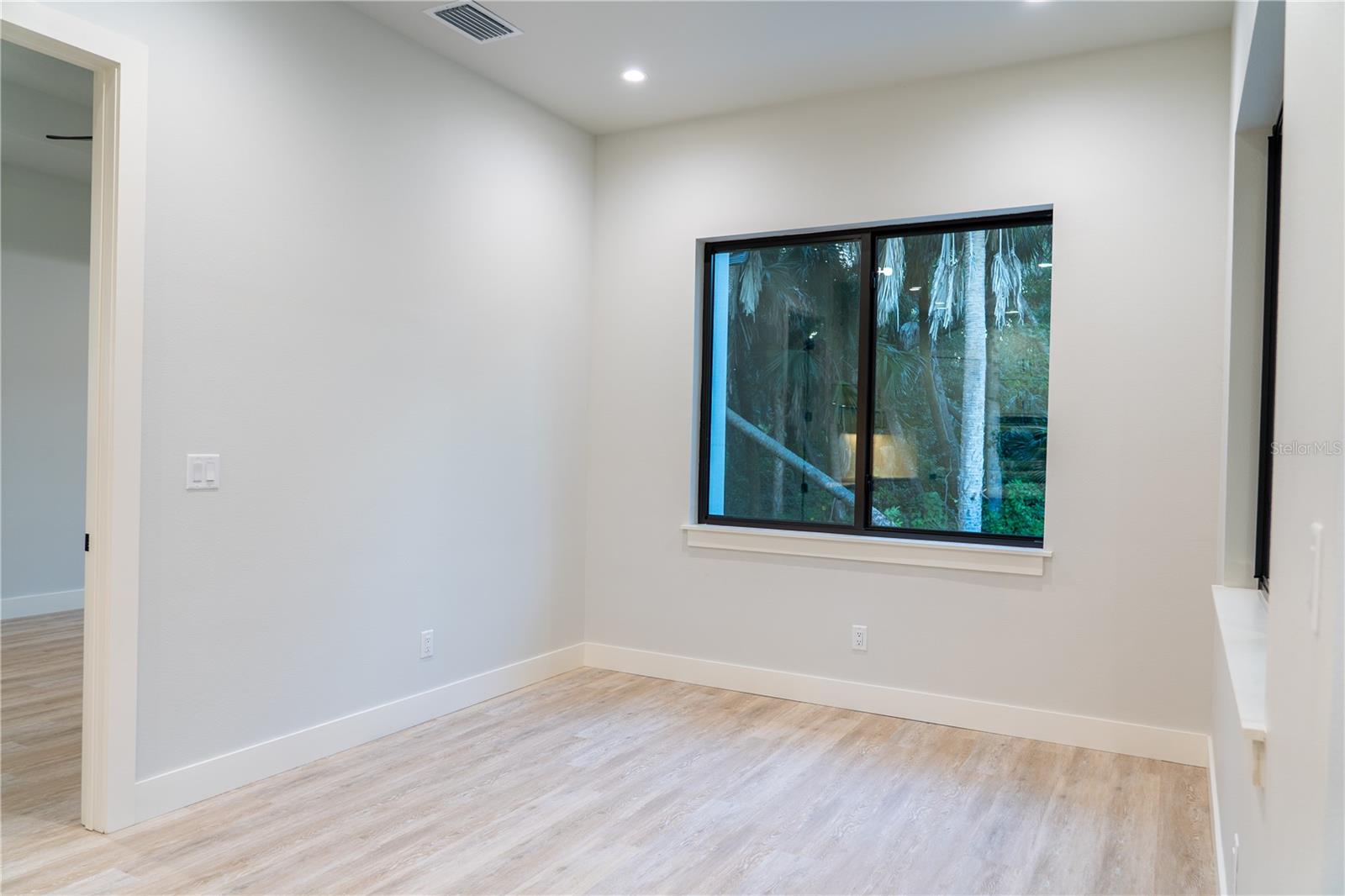 Image 18 of 60 For 1493 Boswell Street