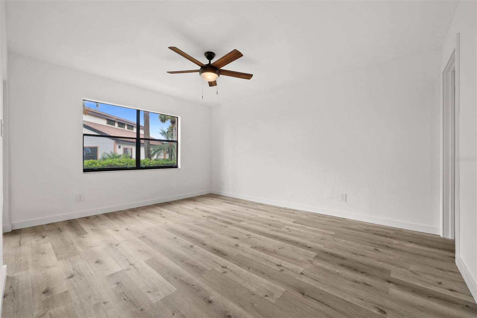 Image 23 of 48 For 16150 Bay Pointe Boulevard 107