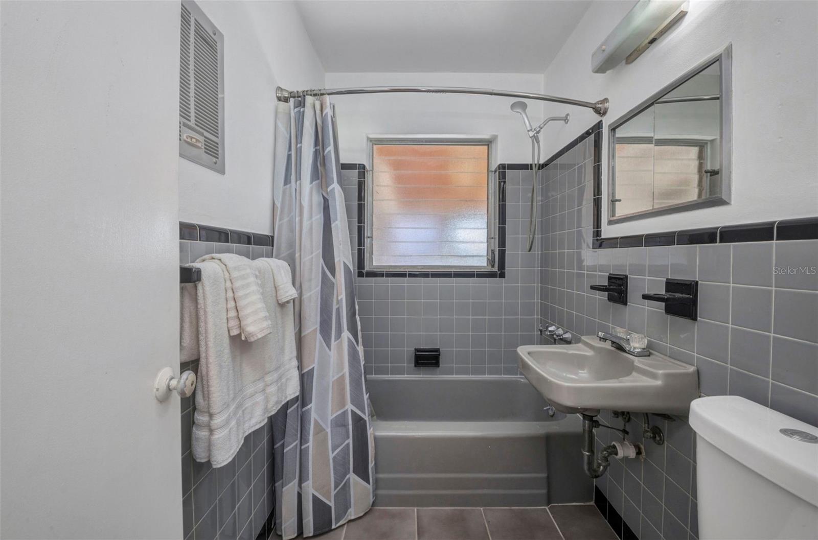 Image 20 of 77 For 181 Duxbury Avenue