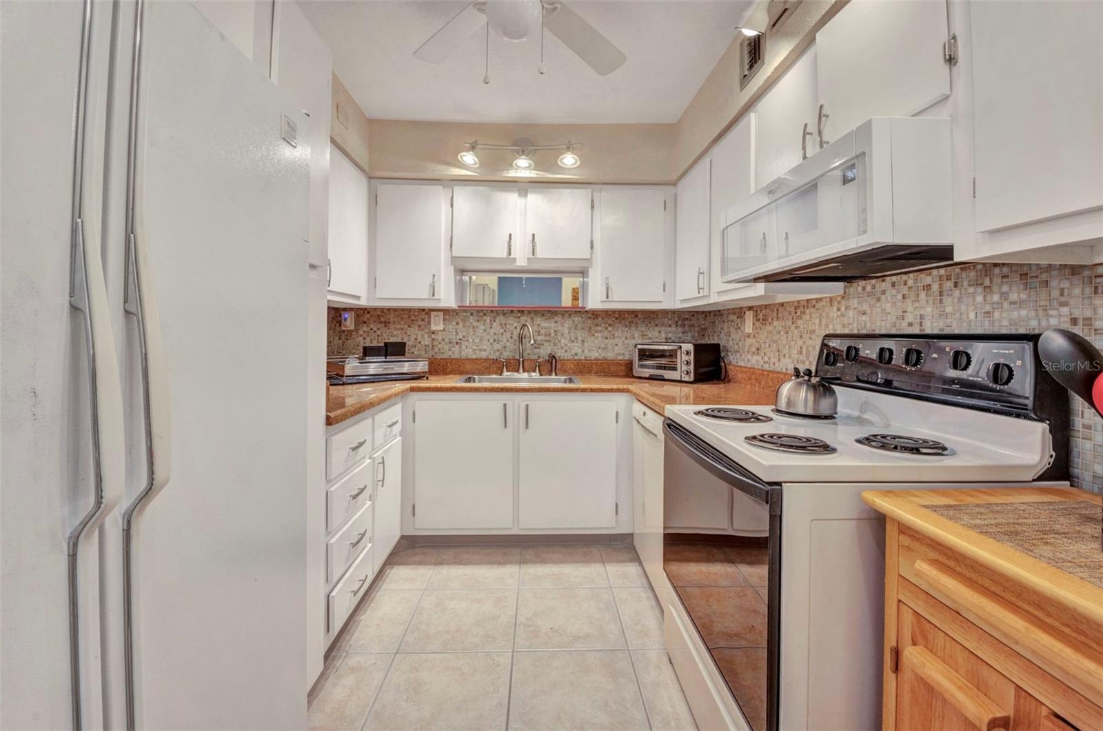 Image 16 of 47 For 21287 Gertrude Avenue 211