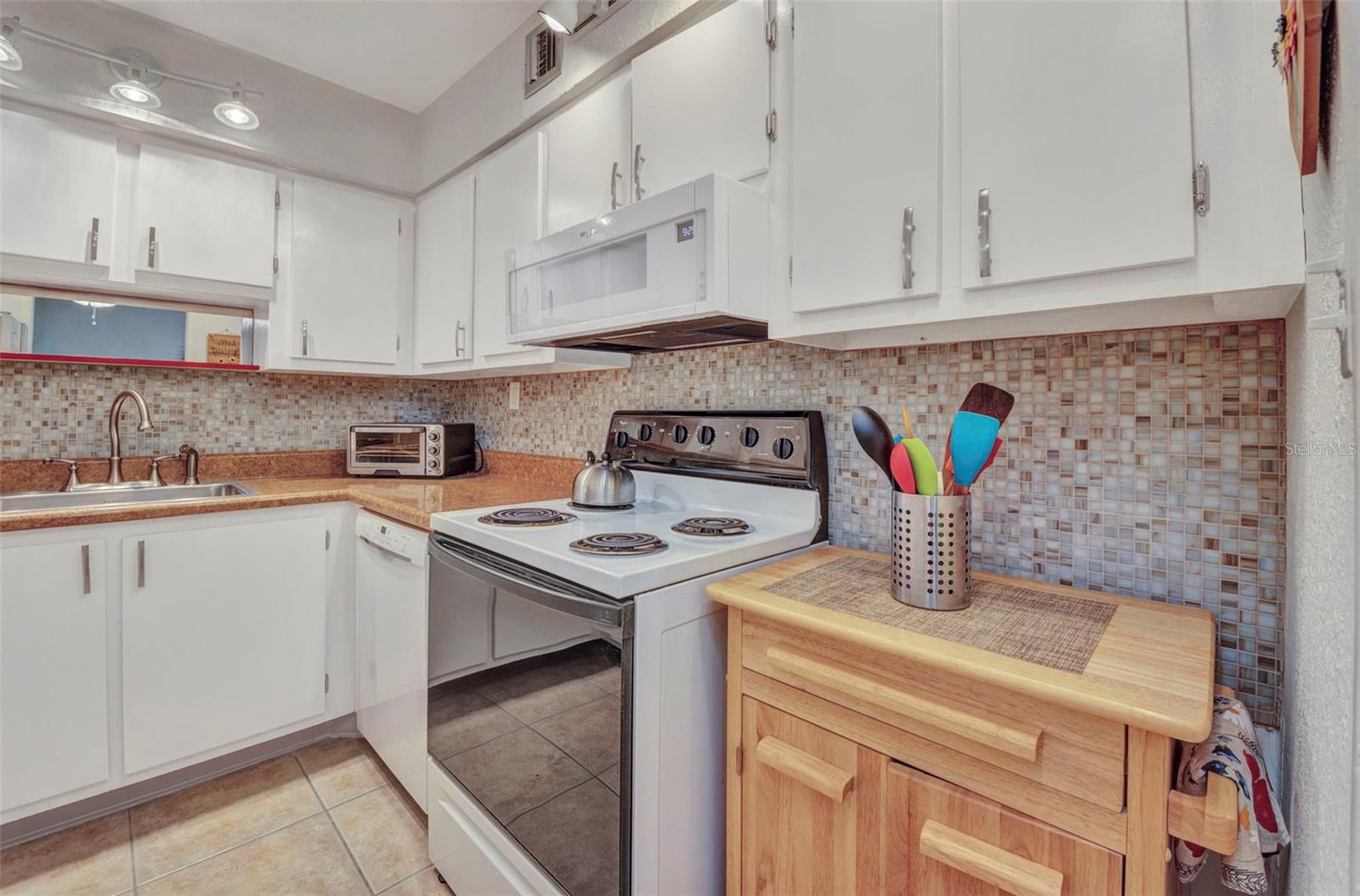 Image 17 of 47 For 21287 Gertrude Avenue 211