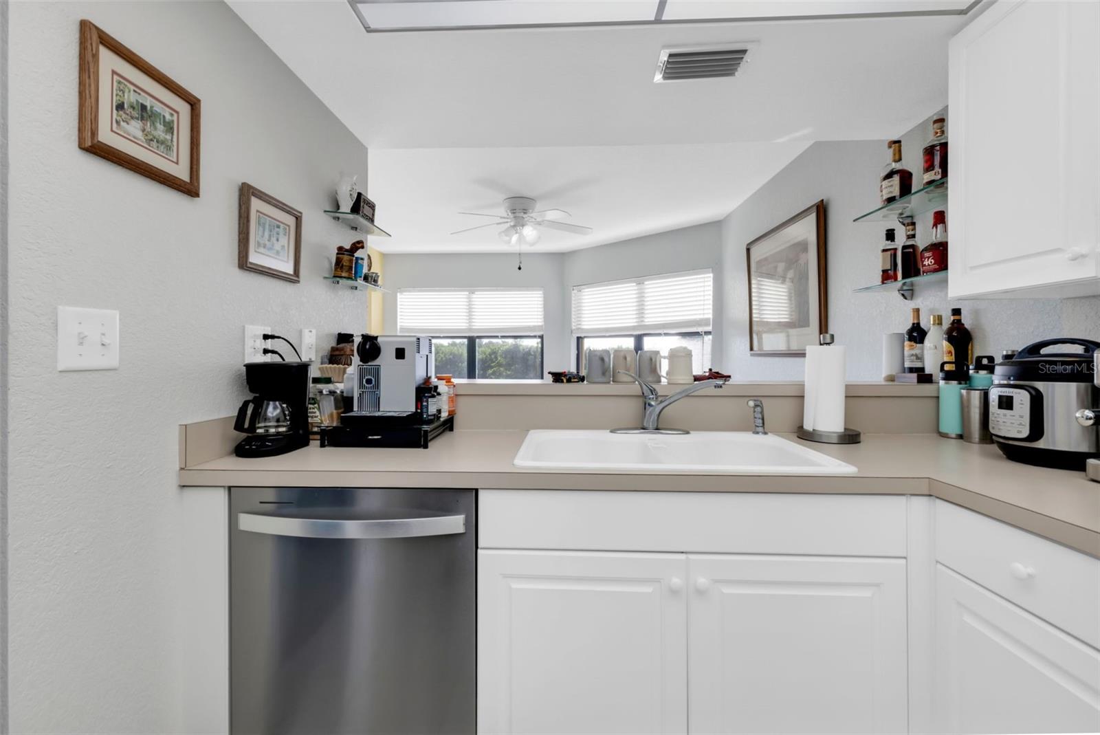 Image 10 of 79 For 23465 Harborview Road 225