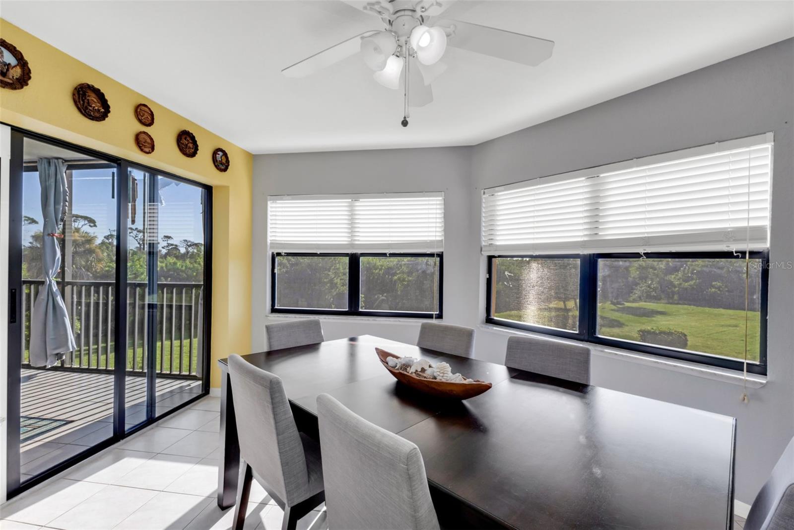 Image 12 of 79 For 23465 Harborview Road 225