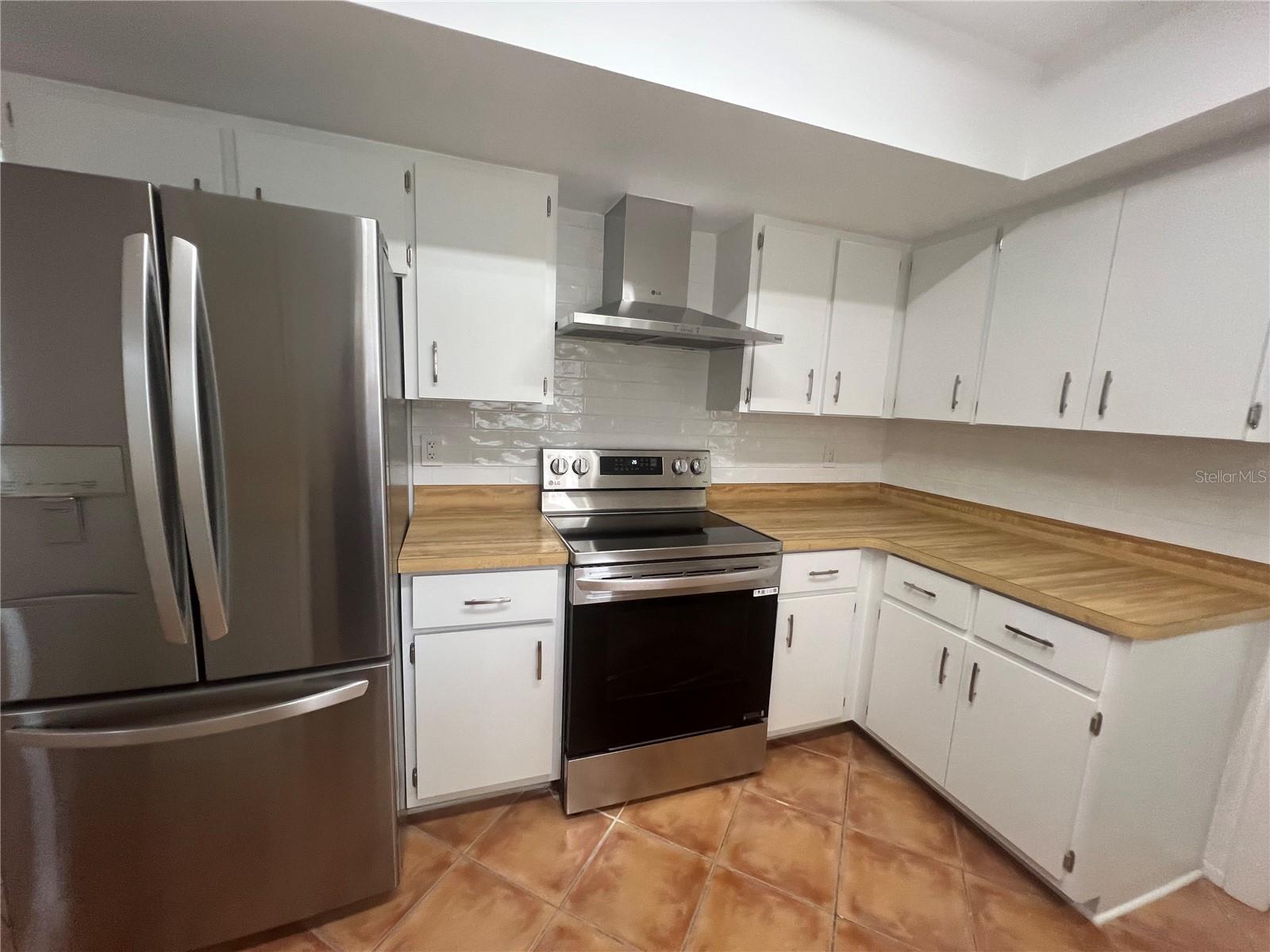 Image 8 of 27 For 21371 Knollwood Avenue