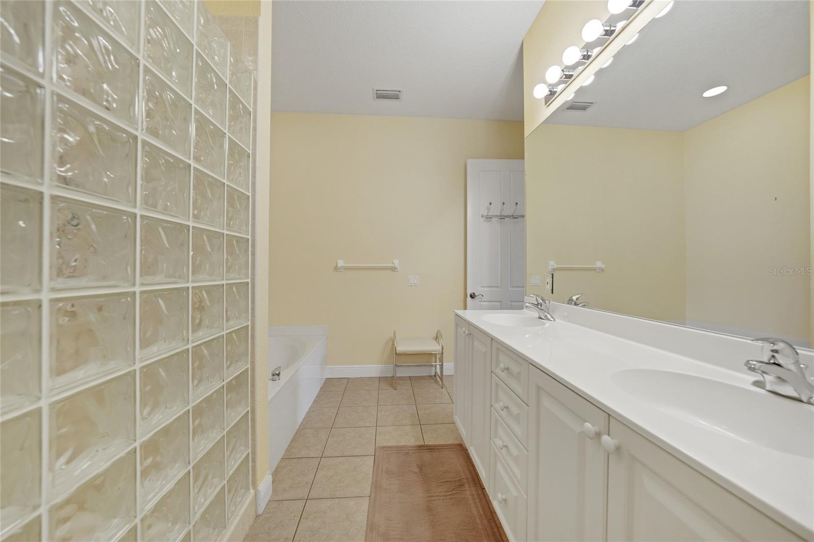 Image 20 of 55 For 2595 Tarpon Cove Drive 1222