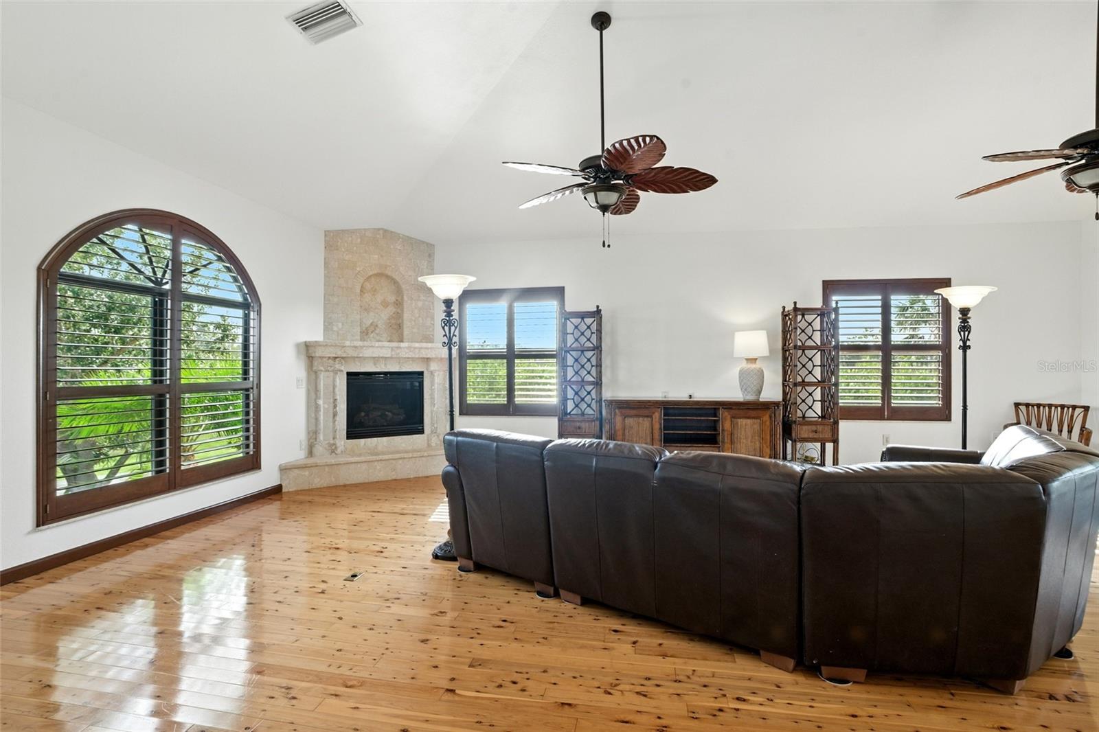Image 18 of 100 For 10170 & 10180 Creekside Drive