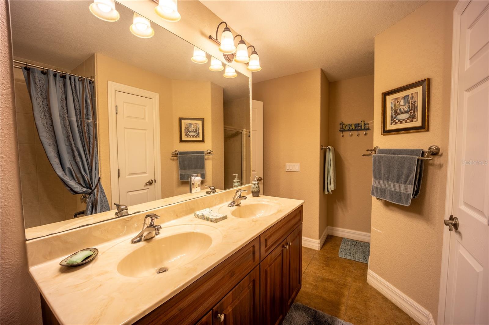 Image 27 of 33 For 17327 Wintergarden Avenue