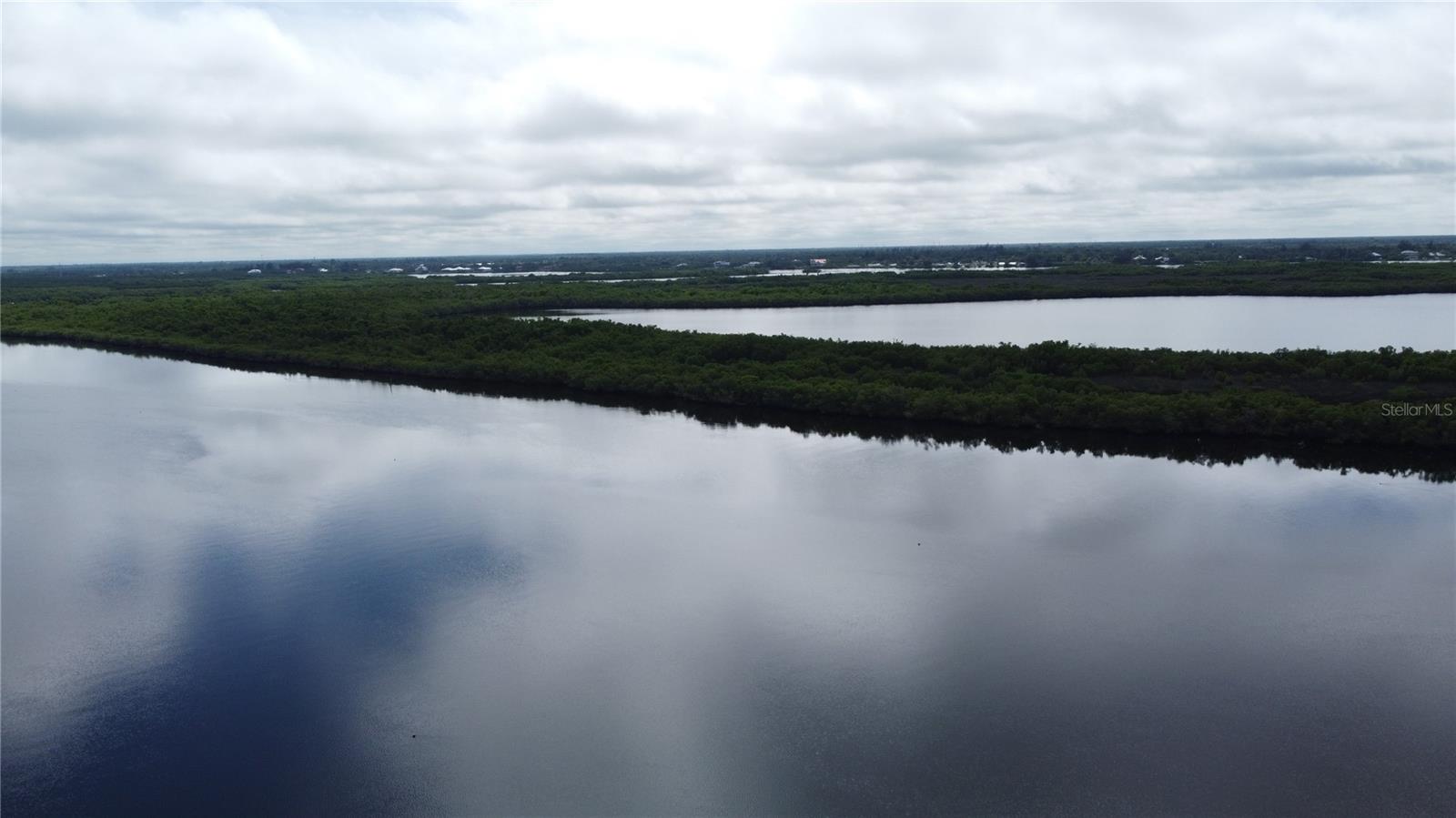 Listing photo id 8 for 3690 Peace River Drive