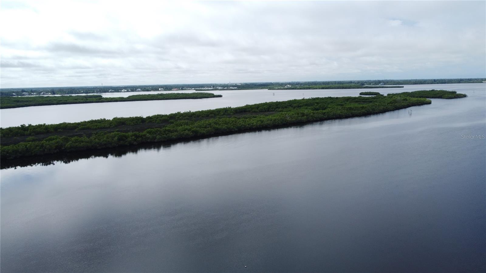 Listing photo id 9 for 3690 Peace River Drive