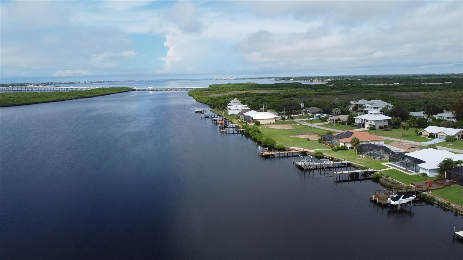 Listing photo id 12 for 3690 Peace River Drive