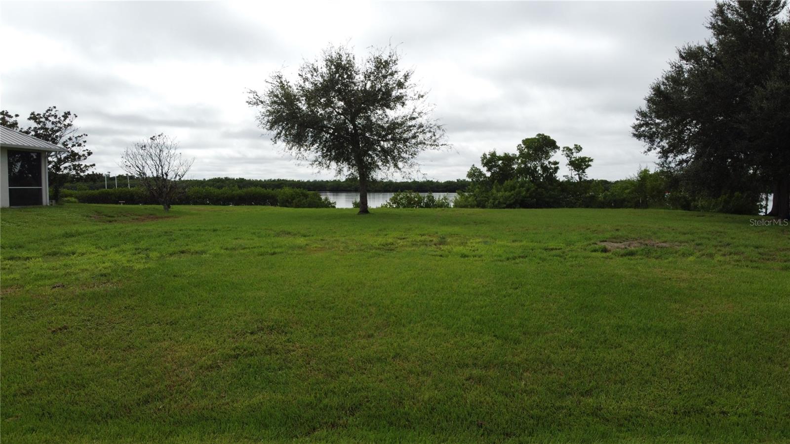 Listing photo id 5 for 3690 Peace River Drive