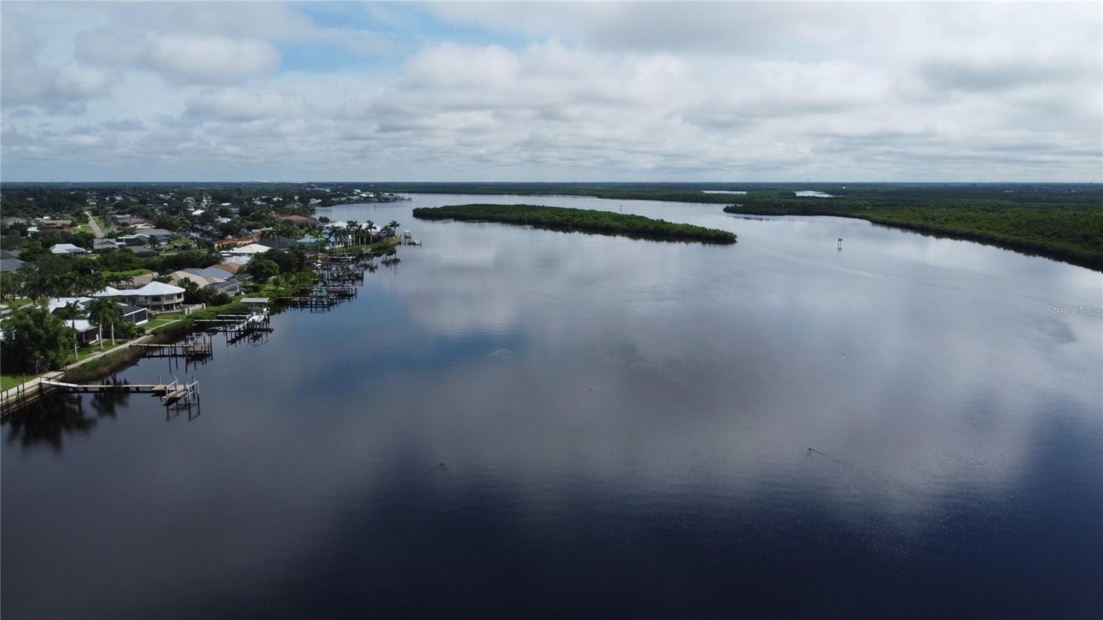 Listing photo id 7 for 3690 Peace River Drive