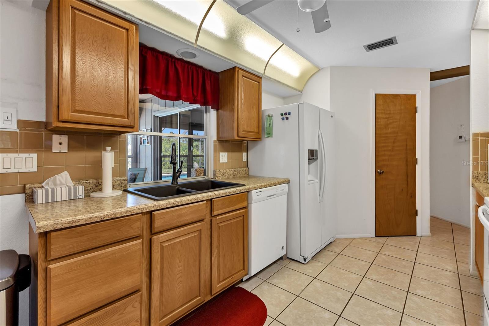 Image 9 of 33 For 745 Columbia Street