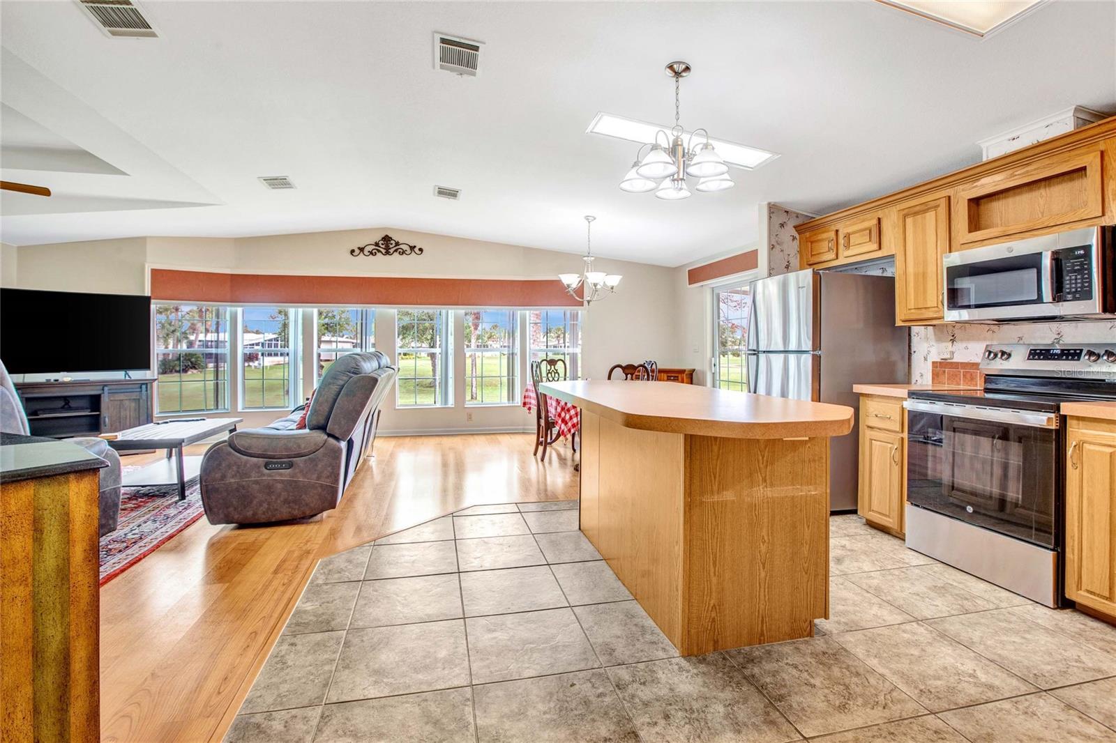Image 17 of 72 For 2100 Kings Highway 908