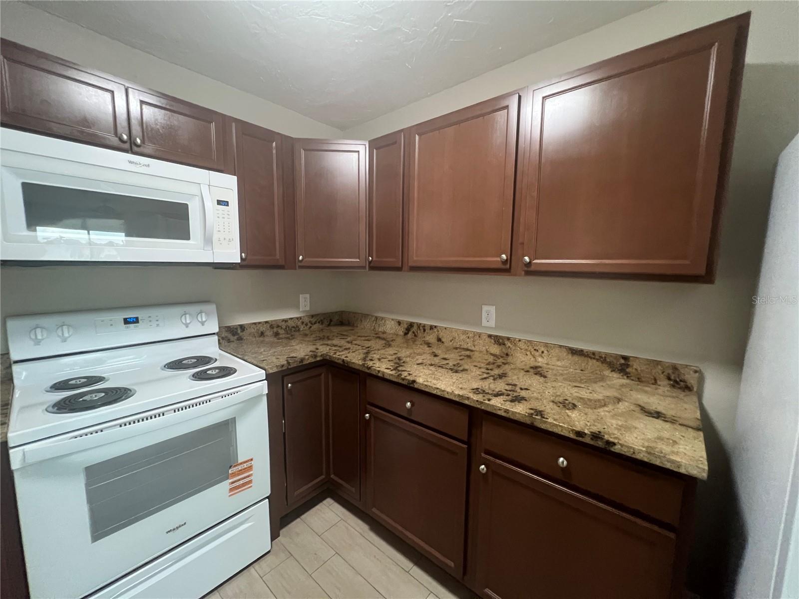 Image 3 of 20 For 5 Manor Court B