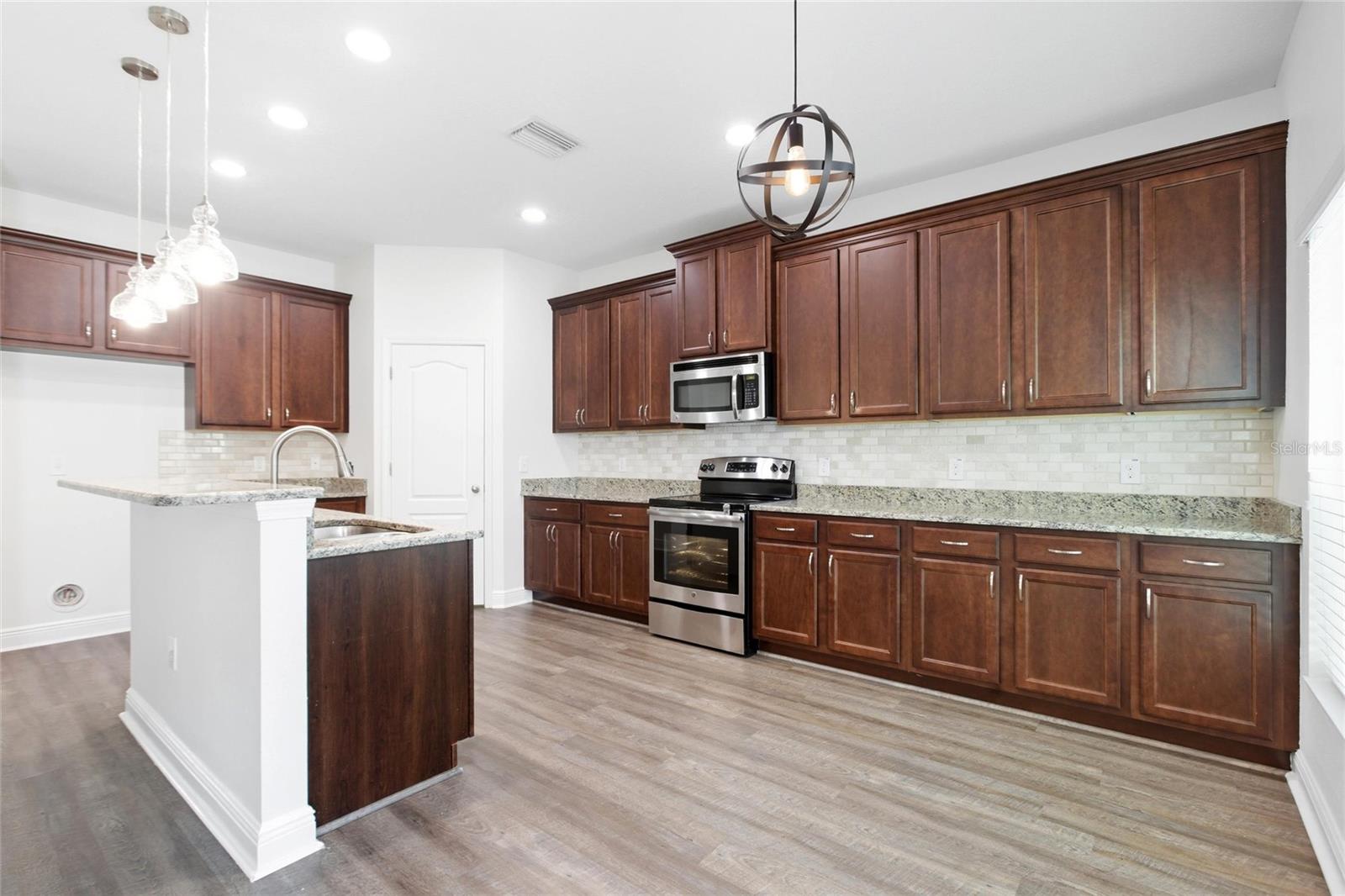 Image 13 of 52 For 2724 Aileen Street