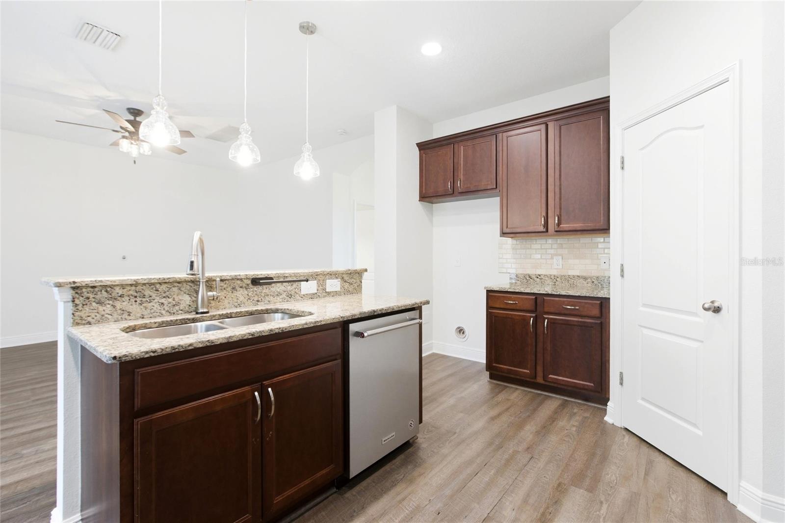 Image 16 of 52 For 2724 Aileen Street