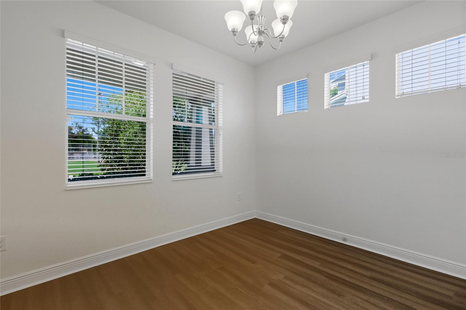 Image 17 of 52 For 2724 Aileen Street