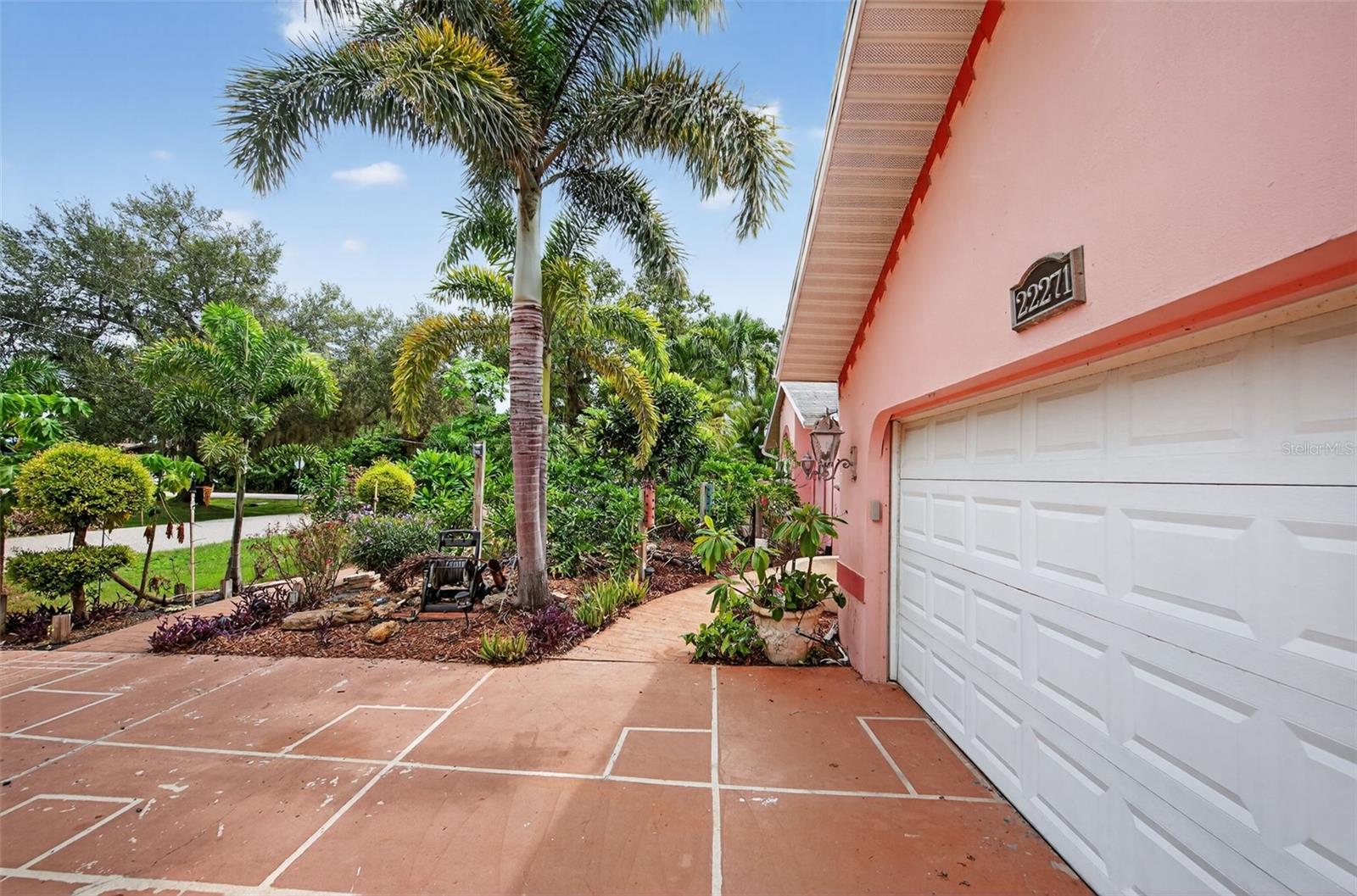 Image 8 of 66 For 22271 Morris Avenue
