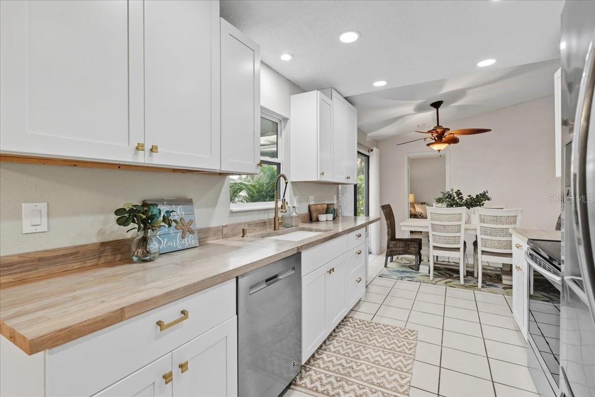 Image 12 of 38 For 13564 Sedgwick Avenue