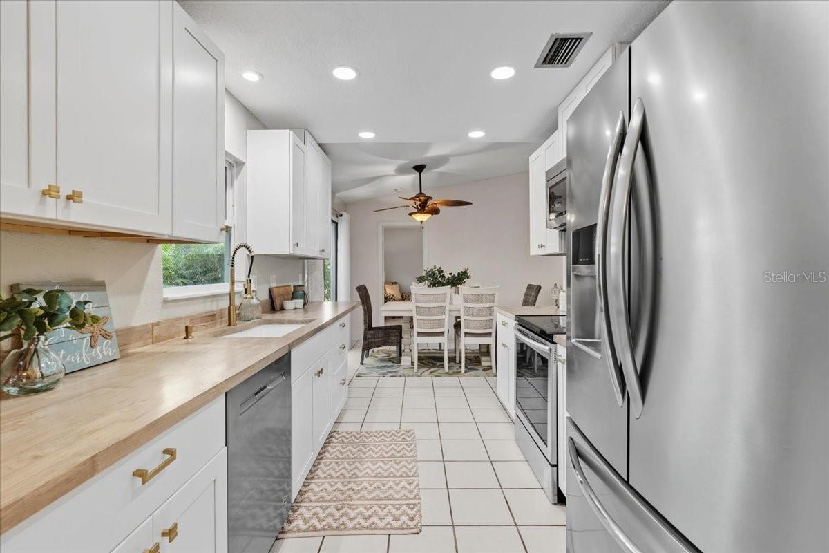 Image 13 of 38 For 13564 Sedgwick Avenue