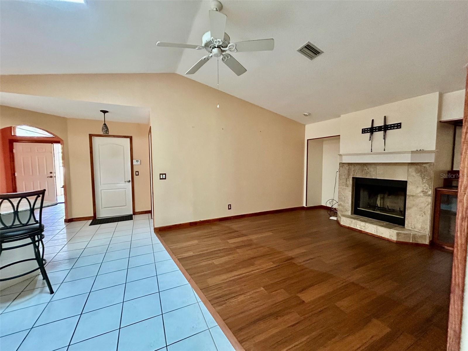 Image 8 of 26 For 25145 Mercedes Drive