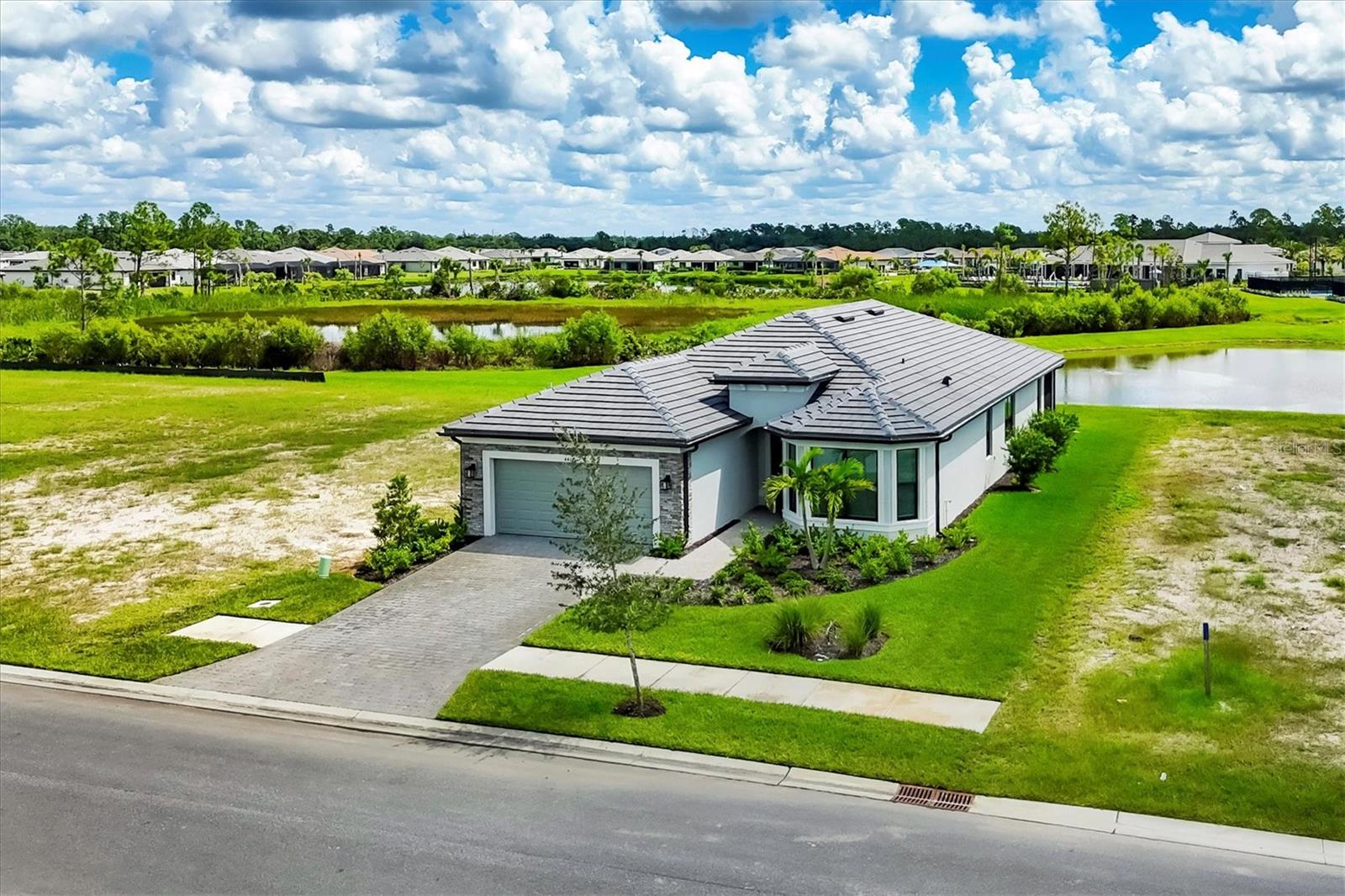Image 3 of 63 For 4400 Lakeside Grove Place