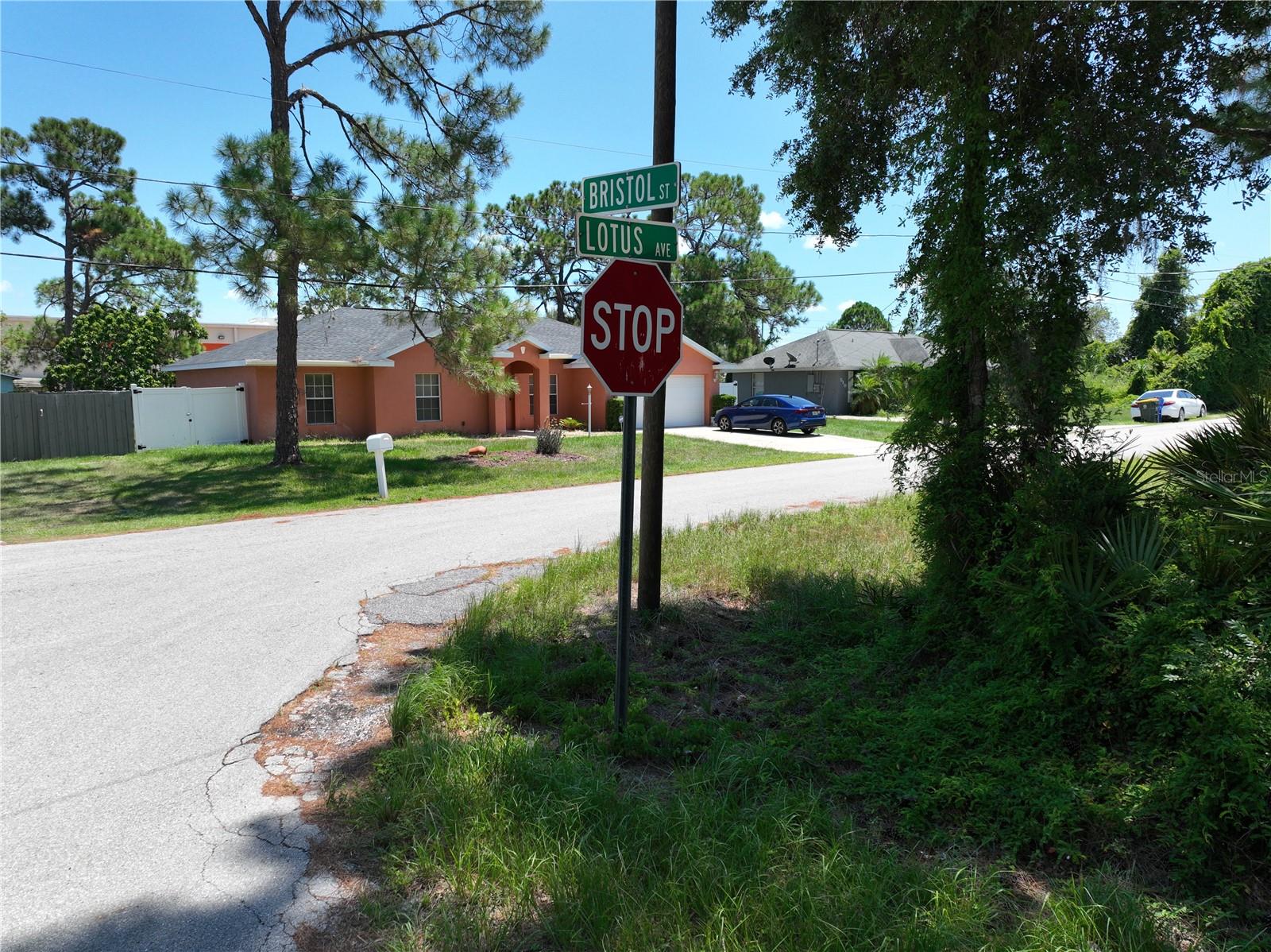 Listing photo id 6 for 530 Lotus Avenue