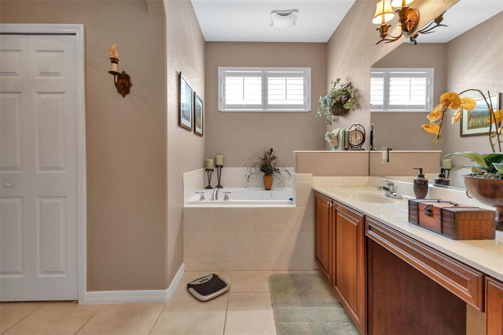 Image 22 of 50 For 24588 Buckingham Way