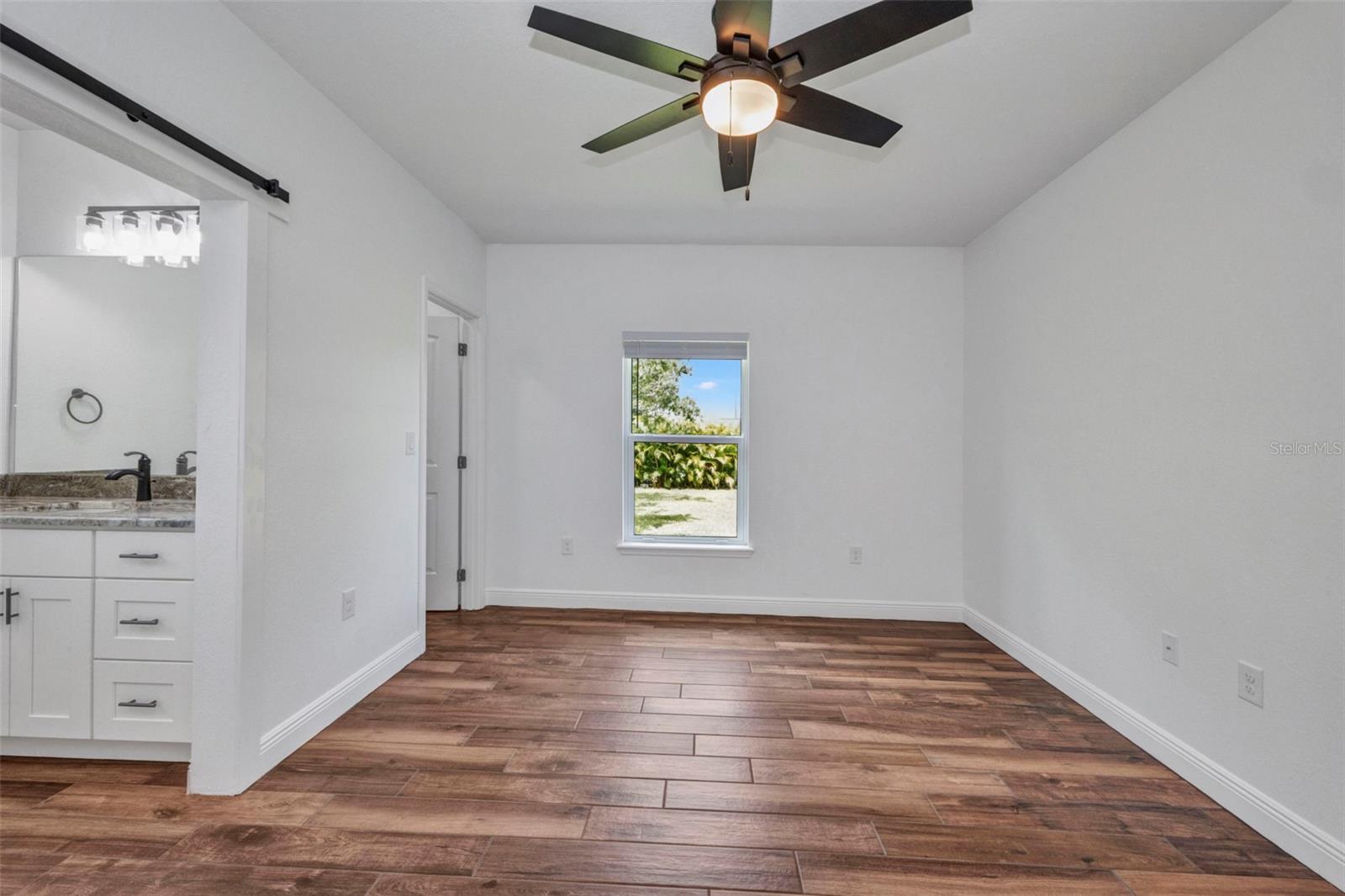Image 22 of 29 For 409 Carmalita Street 112