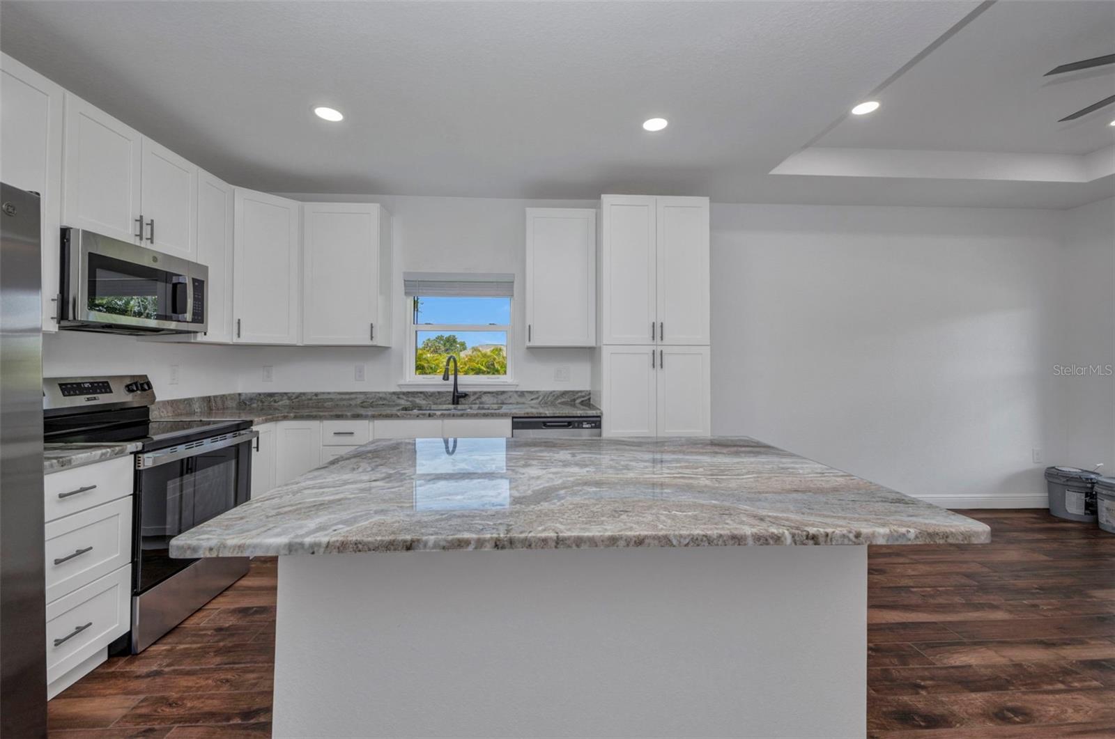Image 7 of 29 For 409 Carmalita Street 112