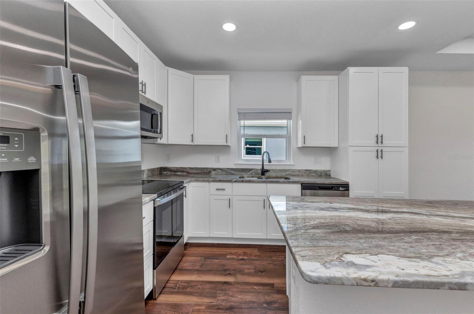 Image 10 of 33 For 415 Carmalita Street 112