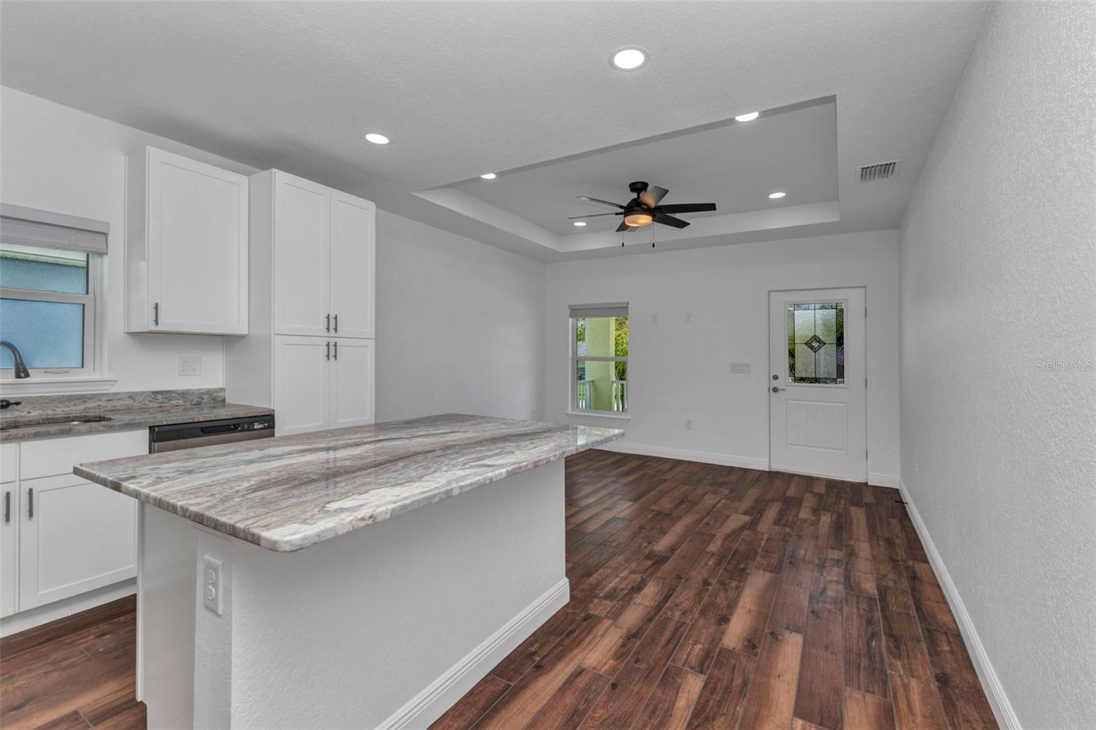Image 11 of 33 For 415 Carmalita Street 112