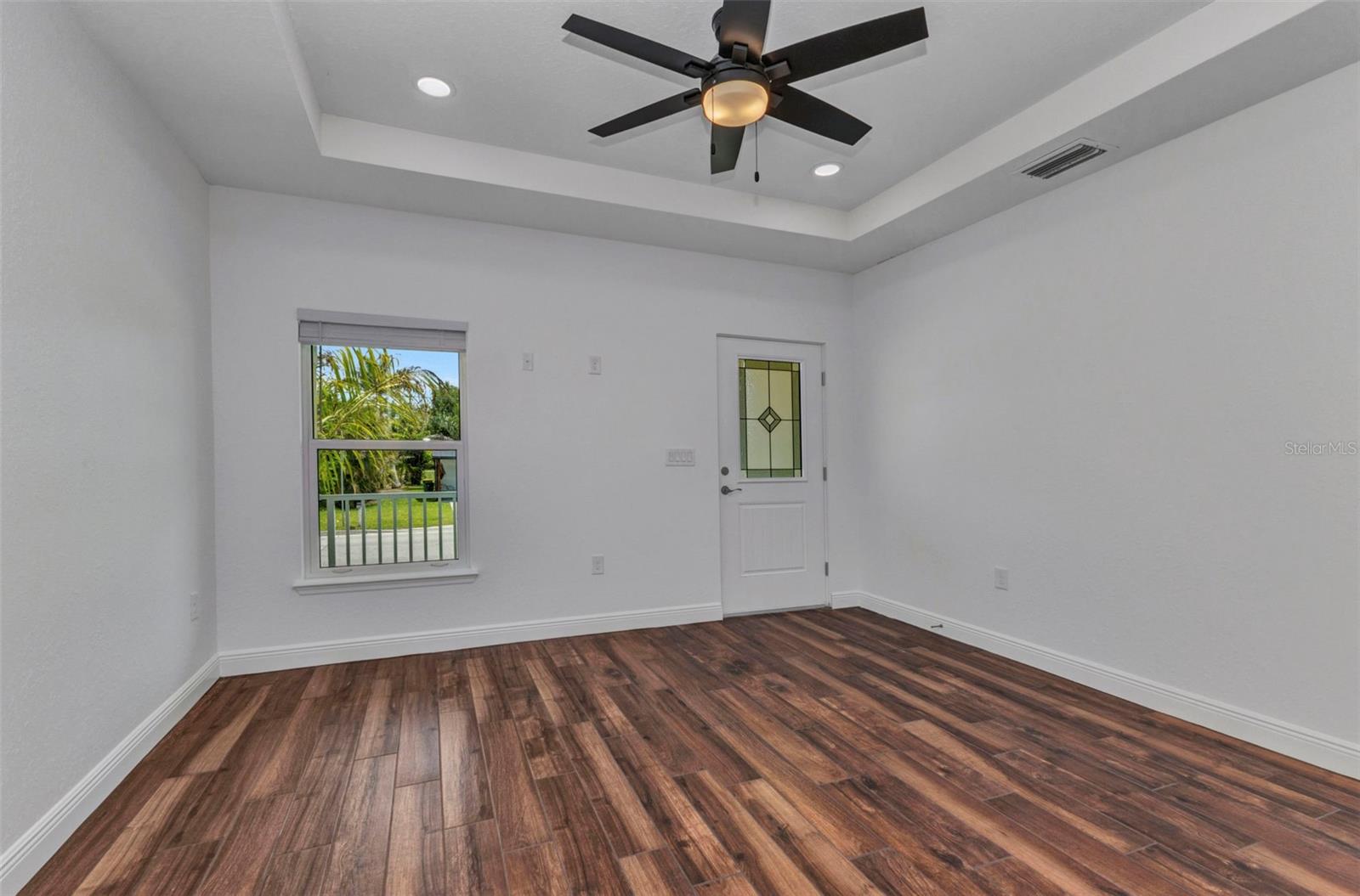 Image 13 of 33 For 415 Carmalita Street 112